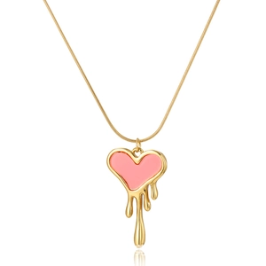 Détail du pendentif cœur de lave plaqué or avec émail rose et effet de goutte métallique