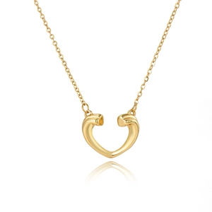 Gros plan d'un collier pendentif cœur doré minimaliste avec une courbe de style bréchet