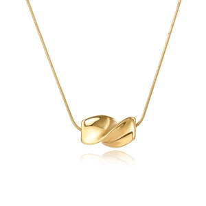 Vue détaillée du collier en titane plaqué or 18K avec pendentif torsadé sur chaîne serpent