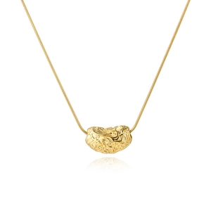 Détail d'un collier en or 18 carats avec pendentif en forme de cœur et relief de nuage