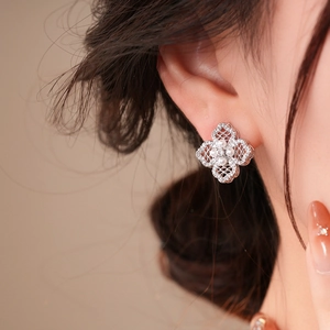 18K gold-plated clover earrings with white pearls and zircons on a female model