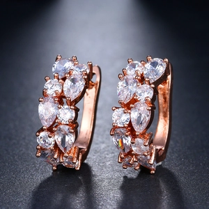 Elegante rotgoldene Tropfenohrringe mit Zirkonia im Birnenschliff für modische Damen