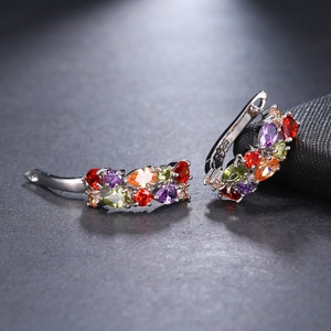 Makroaufnahme von Silberohrringen mit bunten Zirkonia und S925 Sterlingsilber-Stempel