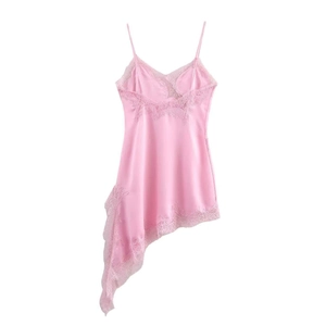 Détail de la robe nuisette en satin rose avec dentelle délicate et ourlet asymétrique