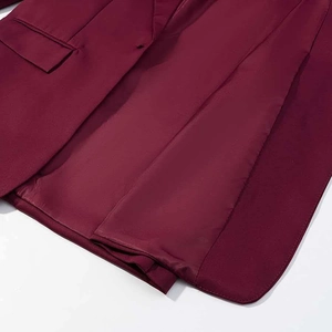 Détail de la doublure intérieure et des coutures de finition du blazer bordeaux