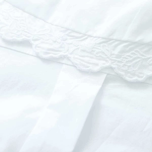 Chemise blanche élégante avec broderie en dentelle délicate et col Claudine minimaliste