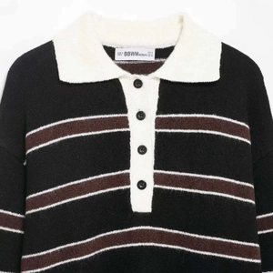 Pull en maille rétro à rayures avec col blanc contrastant et boutons noirs fins