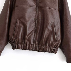 Détail de la veste en similicuir marron foncé avec ourlet élastique et poches