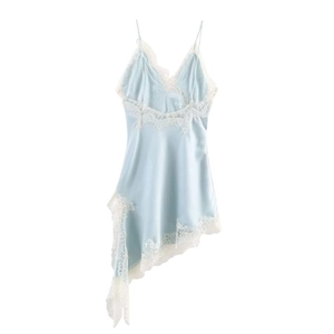 Détails de la robe en soie bleu clair avec bordure en dentelle blanche et ourlet asymétrique