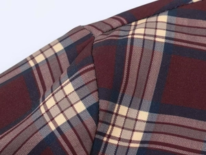 Dettaglio macro del tessuto a quadri di alta qualità nei toni rosso, beige e blu