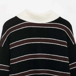 Pull à rayures rétro avec col montant en marron et noir, style décontracté et ample
