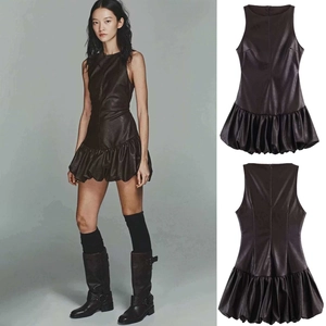 Détail d'une robe sans manches en similicuir marron foncé avec ourlet à volants et col rond