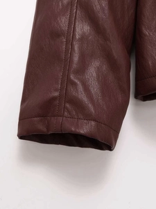 Makroaufnahme der weinroten Lederjacke mit Doppelnaht und feiner Narbenstruktur am Saum