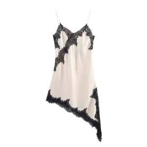 Détail d'une robe nuisette en satin ivoire avec dentelle noire et ourlet asymétrique