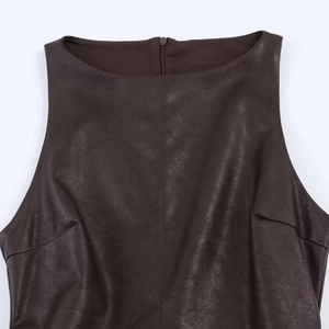 Détail d'une robe sans manches en similicuir marron foncé avec fermeture éclair au dos