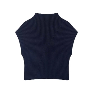Gilet en maille côtelée bleu foncé avec col montant et détail croisé asymétrique