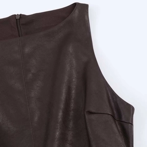 Détail d'une robe en similicuir marron foncé avec texture fine et fermeture éclair invisible
