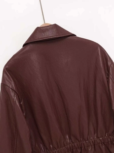 Detailansicht der Rückennähte und des elastischen Taillensaums der bordeauxroten Lederjacke
