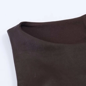 Détail du col en cuir PU marron chocolat avec doublure en maille et couture ronde nette
