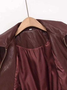 Detail der burgunderroten Lederjacke mit glattem Futter und hochwertigem Reißverschluss