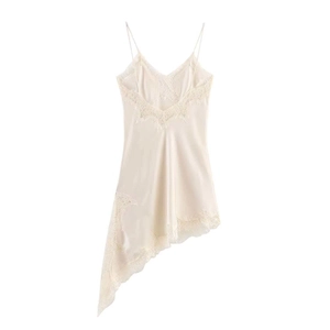 Détail de la robe nuisette en dentelle crème avec ourlet asymétrique et satiné