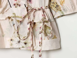 Vue détaillée du tissu fleuri avec volants et cordons de serrage pour un style romantique