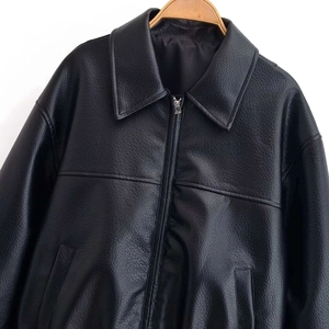 Vue détaillée d'une veste en cuir noir avec revers classiques et fermeture éclair en métal
