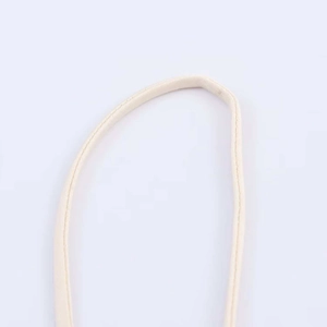 Gros plan de la bretelle en dentelle beige avec coutures et texture tissée