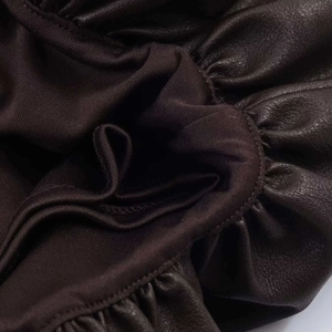 Robe sans manches en similicuir marron foncé avec détails plissés et texturés