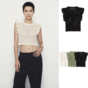 Dettaglio del crop top in maglia con maniche a volant e trama traforata raffinata