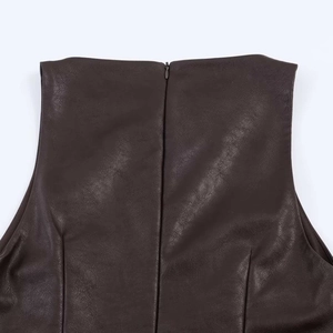 Détail de robe en cuir PU marron foncé avec fermeture éclair invisible au dos