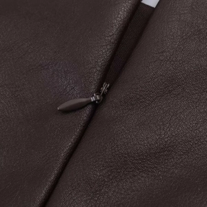Détail de la texture cuir marron et de la fermeture éclair invisible sur cette robe