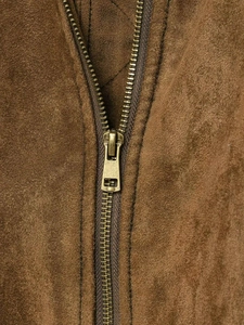 Dettaglio macro in camoscio marrone scuro con cerniera in metallo bronzo vintage