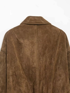 Dettaglio della giacca scamosciata marrone con cuciture sul retro del colletto e texture