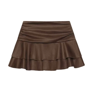 Mini-jupe chic marron foncé à volants étagés avec taille plissée et fini satiné