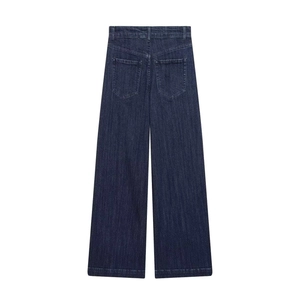 Vista posteriore dettagliata di jeans a vita alta a gamba larga con tasche classiche