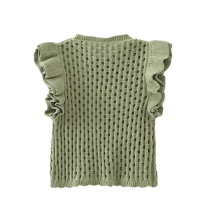 Detail van groen opengewerkt gebreid vest met ruches aan de mouwen en vierkant patroon