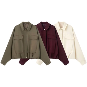 Giacca bomber corta da donna in verde militare, bordeaux e bianco panna con tasche