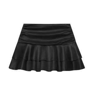 Détail de la jupe noire froncée avec double volant et tissu élastique brillant