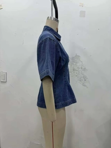 Seitenansicht der dunkelblauen Jeans-Kurzarmbluse mit taillierter A-Linien-Silhouette