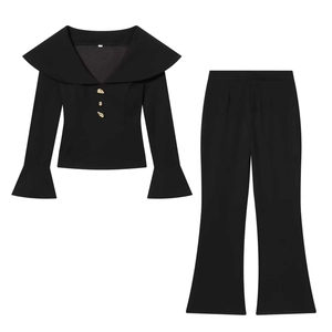 Elegante completo nero a due pezzi con giacca a maxi risvolto e pantaloni svasati