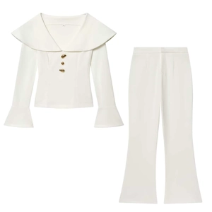 Elegante completo due pezzi bianco sporco con ampio colletto e bottoni dorati