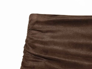 Détail de la matière froncée marron foncé montrant les plis élastiques et la texture