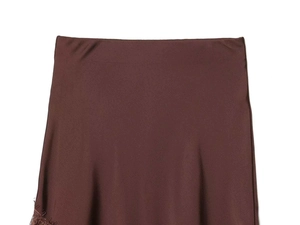 Dettaglio ravvicinato in raso color cioccolato con elegante bordo in pizzo floreale