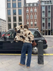Look invernale chic con giacca in ecopelliccia animalier e jeans a gamba larga