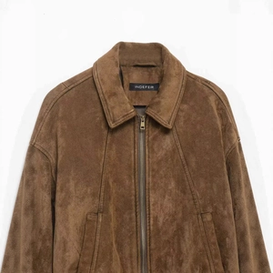 Giacca da uomo marrone in finta pelle scamosciata con colletto e zip in stile vintage