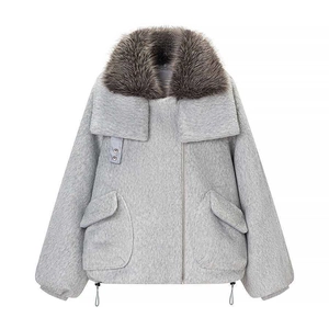 Veste courte grise en laine avec grand col en fausse fourrure brune et zip métallique