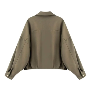 Dettaglio del retro di un bomber kaki con spalle scese e bottoni metallici sui polsini