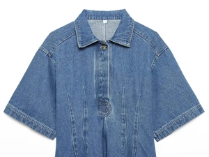 Detail einer blau gewaschenen Kurzarm-Jeansbluse mit Revers und Taillenplissierung
