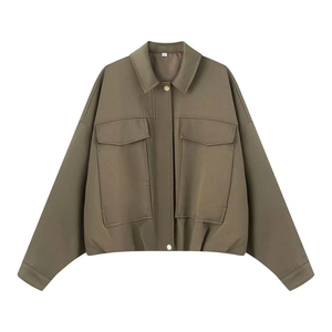 Giacca aviatore corta verde oliva alla moda con grandi tasche e dettagli a pieghe